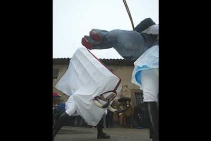 Este ritual, uno de los muchos que enriquecen a este carnaval, representa la fertilidad de la mujer.