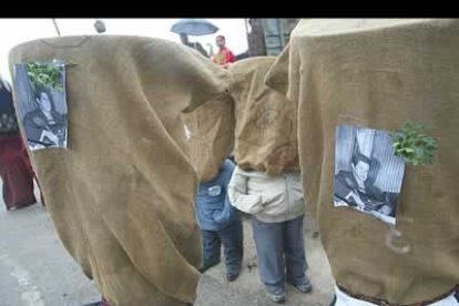 Los enanos son otros de los personajes más tradicionales de este carnaval. Simulan a pequeños hombres trajeados, algunos de ellos, como los de la imagen, con la cara de Trillo.