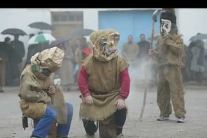 Los guirrios entretienen a todos los presentes con sus parodias y sus representaciones.