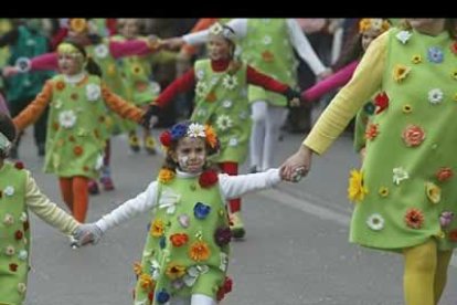 Así de ecologistas y primaverales  se vistieron los niños de Navaliegos.