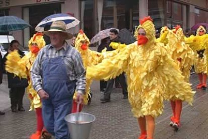 Puede parecer una versión de la película «Evasión en la granja», pero no, es un grupo de vecinos de Valencia de Don Juan, disfrazados de pollos.
