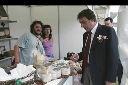El presidente de la Diputación de León, Javier García-Prieto acompañado de alcaldes y concejales de la comarca, diputados y procuradores abrieron este día de fiestas donde hubo una clara reivindicación de la cultura y tradiciones de León.