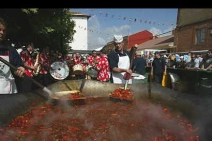 La asociación Fraxino repartió gratuitamente cinco mil raciones de pimientos fritos entre los asistentes a la cita.
