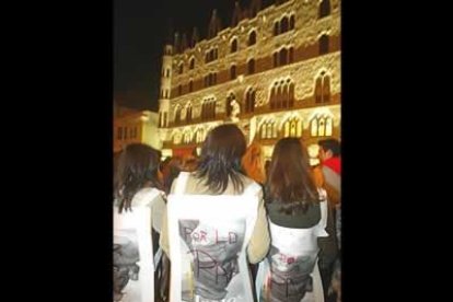 Frente a la obra de Gaudí, tres jóvenes leonesas le dan la espalda a la guerra.