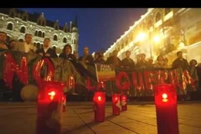 Las calles de León se llenaron de luces de velas para decirle al mundo que nadie quería la guerra. Miles de leoneses salieron a la calle bajo la bandera de la paz.