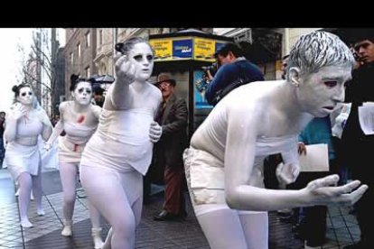 Unos manifestantes de Greenpeace demostraron con esta alegoría tan particular su rechazo a ciertos compuestos químicos utilizados por la industria.