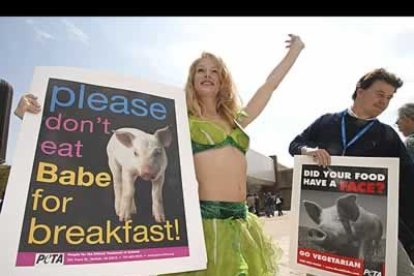 Una mujer vestida con hojas de lechuga lucha de esta guisa contra el consumo de carnes animales en Londres.