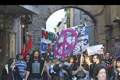 Ponferrada gritó 'no a la guerra' por sus calles principales. Su grito de paz iba acompañado por las más singulares pancartas y consignas pacifistas.