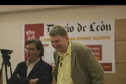 Shirov llegó acompañado por los organizadores del torneo y mantuvo en todo momento una distendida actitud con los jugadores.
