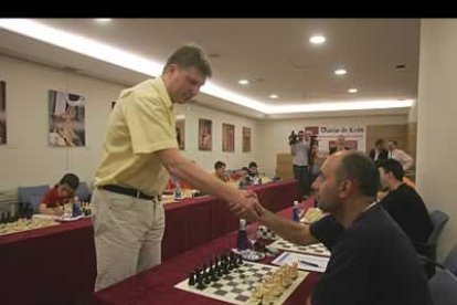 Shirov es un maestro de intuiciones, un jugador de talento e inventiva que recuerda mucho a su colega el llorado Miguel Thal.