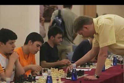 Ninguno de los jugadores quedó indiferente ante la forma de concebir el juego que tiene un gran maestro de élite.