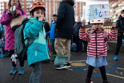 Niños con pancartas. J. NOTARIO