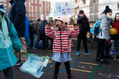 La protesta exige mejores condiciones en el colegio. J. NOTARIO