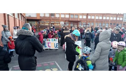 Pancartas y consignas han inundado el patio del centro escolar. J. NOTARIO