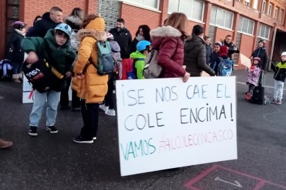 Una pancarta reivindicando acción para mejorar las instalaciones. J. NOTARIO