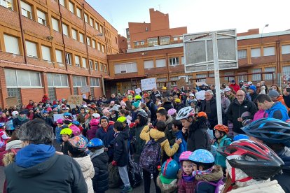 La protesta ha congregado a numeroso público. J. NOTARIO