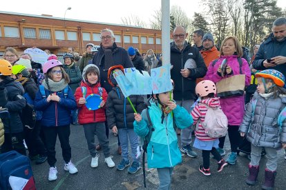 Las familias, los profesores y los alumnos han protestado con el casco puesto para hacer patente que el colegio se cae. J. NOTARIO