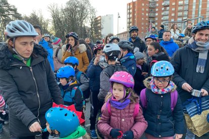 Muchos escolares han ido con con casco. J. NOTARIO