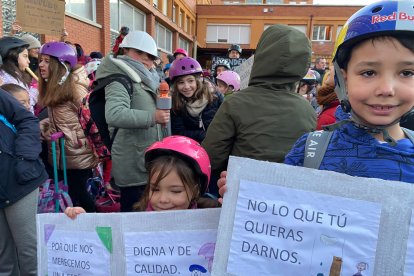 Multitud de consignas han inundado el colegio Quevedo de León.  J. NOTARIO