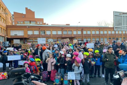 El patio del colegio Quevedo ha acogido una multitud. J. NOTARIO