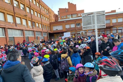 Multitud de padres, profesores y alumnos se han dado cita en el centro. J. NOTARIO