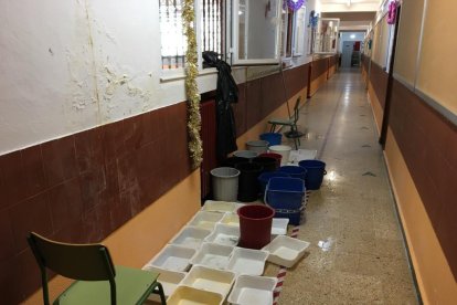Bandejas y cubos bajo las goteras. DL