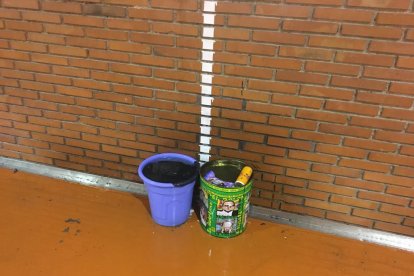 Más cubos para recoger agua. DL