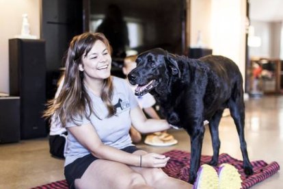 Duke, en casa, con una miembro de la familia Roberts. Foto: ROBYN AROUTY
