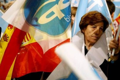 Los simpatizantes populares congregados en la sede del PP en la madrileña calle Génova, tras ecuchar la comparecencia de Pío García Escudero en la que aceptaba la derrota del PP en las urnas.