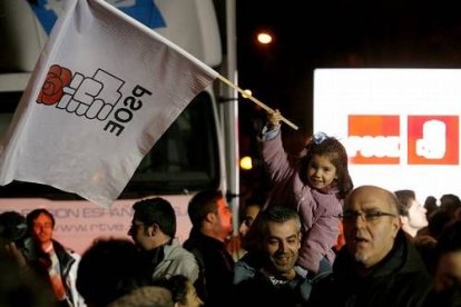 El ex presidente del Gobierno Felipe González llegó pasadas las 21.00 horas a la sede socialista de la calle Ferraz para seguir el escrutinio de la jornada electoral junto al jefe del Ejecutivo, José Luis Rodríguez Zapatero. El candidato socialista cuenta en la sede con el apoyo de lartistas como Ana Belén, Víctor Manuel, Fran Perea y Rosa León.