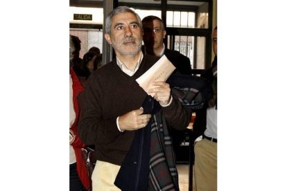 El candidato de IU a la Presidencia del Gobierno, Gaspar Llamazares, ha confiado en que estos comicios generales «pasen página de la agresividad, la confrontación y la crispación» y se abra «un nuevo periodo democrático» en el país, en el que haya más preocupación por el empleo, la política social, el cambio climático y la igualdad de género.