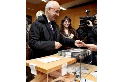 El cabeza de lista de CiU al Congreso, Josep Antoni Duran Lleida, dijo que espera que la jornada electoral «esté llena de normalidad y que ni ETA ni nadie estropee la gran fiesta de la democracia». Aseguró haber votado «con la conciencia muy tranquila», después de haber hecho «todo lo posible» durante la campaña electoral.