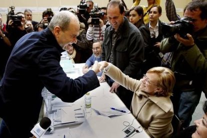 Además de elegir a los representantes nacionales, los andaluces escogen su parlamento autonómico. Los principales candidatos a la Presidencia de la Junta de Andalucía votaron esta mañana, llamaron a la participación ciudadana y recordaron al último asesinado por ETA.