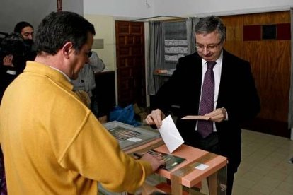 El secretario de organización y candidato al Congreso por Lugo, José Blanco López, votó en un colegio electoral de la capital lucense e hizo un llamamiento para que los electores demuestren que la democracia «es fuerte», y lo es más, añadió, «cuando participa masivamente la ciudadanía».