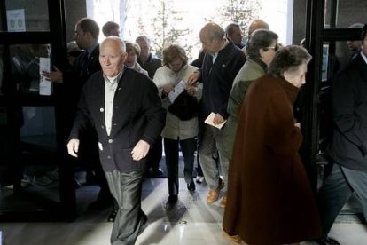 Los 23.106 colegios electorales en los que se efectuarán las votaciones de la jornada de elecciones a Cortes Generales han abierto sus puertas a las nueve de la mañana en toda España