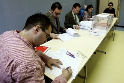 A las 8:00 horas comenzaban a reunirse los miembros de las mesas en las que se podrá depositar el voto y que quedaron constituidas a las 8:30 horas.