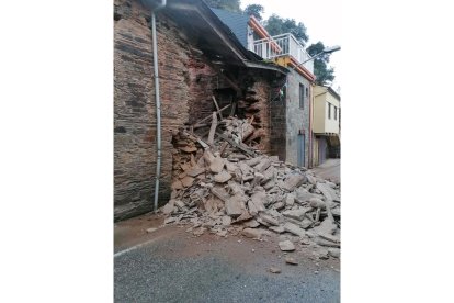 El derrumbe ha obligado a cortar la carretera desde el cruce con la N-536. DL