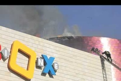 Al parecer el fuego se originó en la zona de los multicines a consecuencia de una chispa motivada por los trabajos de reparación y soldadura que se estaban realizando en la parte superior del edificio.