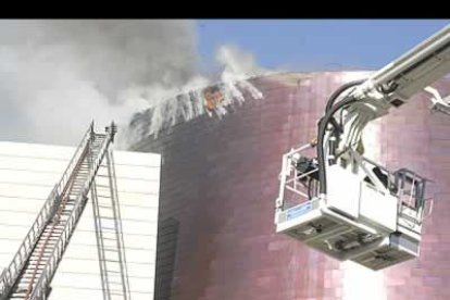 Dos camiones de bomberos, con grúas, se hicieron cargo de las labores de extinción, al no ser capaces los responsables de seguridad del recinto de controlar las primeras llamas con extintores.