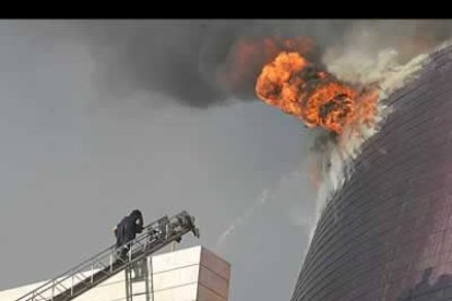 La espectacularidad de la llamas provocaron la alerta en todo León, ya el denso humo se podía percibir desde varios puntos de la ciudad.