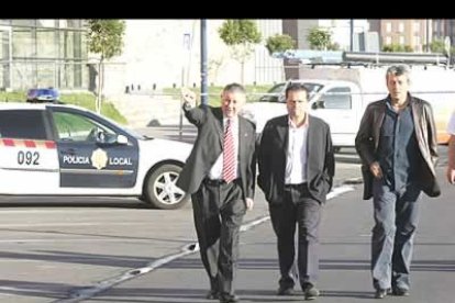 Las más importantes autoridades locales se personaron en el lugar del incendio. En la imagen el concejal de la Polícía Ángel Valencia, junto al alcalde de León, Mario Amilivia, y el alcalde de San Andrés, Miguel Martínez.