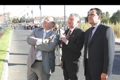 El delegado de la Junta en León, Eduardo Fernández, observa el fuego junto a los concejales leoneses Ángel Valencia y Francisco Saurina.