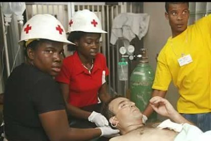 El periodista español recibió un disparo en el tórax y otro en el abdomen que le produjeron heridas muy graves.