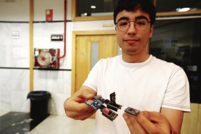 Naamán Huerga muestra detalles del prototipo. RAMIRO.