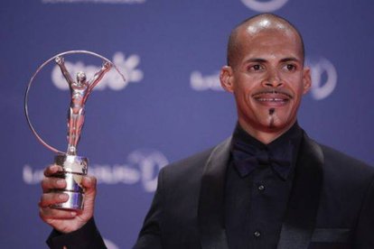 El atleta dominicano Félix Sánchez, con su Laureus al mejor regreso del 2012. Felipe Dana | AP