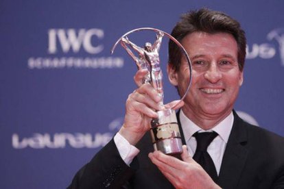 Sebastian Coe levanta el premio por su trabajo en la organización de los Juegos de Londres. Felipe Dana | AP