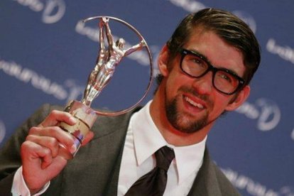 El nadador estadounidense Michael Phelps, con su Laureus especial como mayor medallista olímpico. SERGIO MORAES | REUTERS