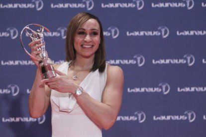 Jessica Ennis posa con su Lareus a la mejor deportista del 2012, este lunes en Río de Janeiro. Stringer | AP