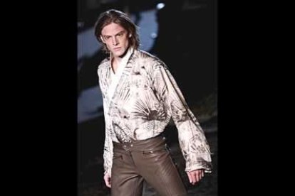 Camisas de corte samurai en colores grises, pantalones de cuero ajustados y de cintura baja, ...