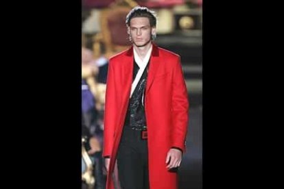 ...y abrigos rojos son algunas de las prendas presentadas por Cavalli, que empleó el terciopelo en muchas de ellas.